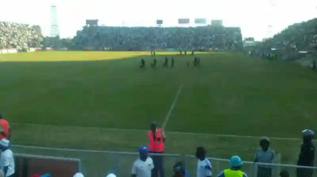 Video: Police chase Highlanders fans that invaded pitch on Sunday